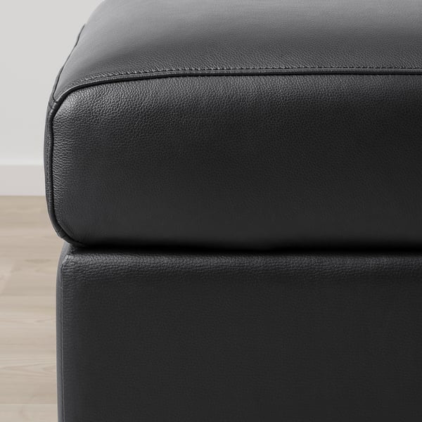 Nahaufnahme eines schwarzen Ledersofas, glatt, gut verarbeitet.