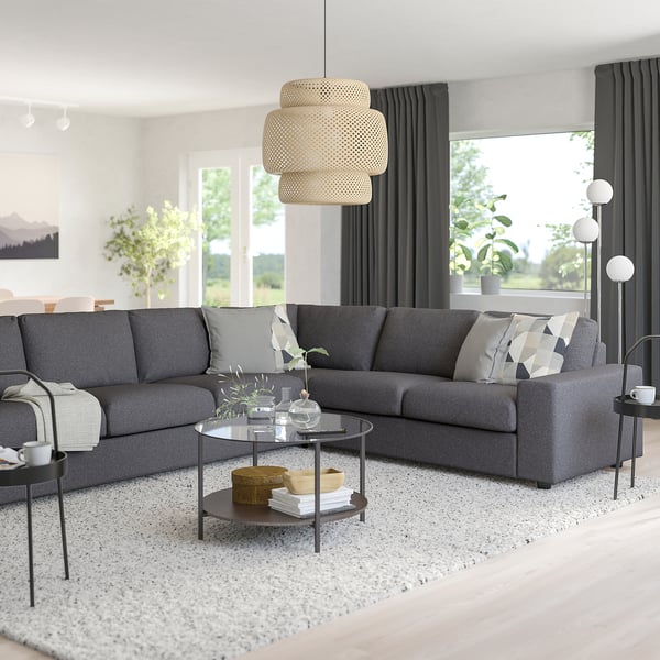 Modernes Wohnzimmer mit VIMLE-Sektion, Pendelleuchte und Couchtisch, hellen Fenstern, Teppichen und Dekor.
