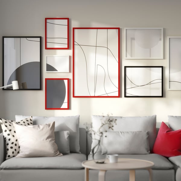 Modern living room with grey couch, red pillow. Wall gallery with large RÖDALM print.