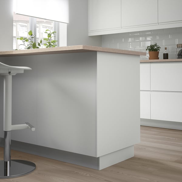 FÖRBÄTTRA light grey kitchen island with sleek design, modern bar stools, houseplant; fitting neatly in the space.