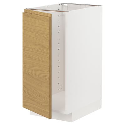White and oak METOD kitchen cabinet with integrated handles.