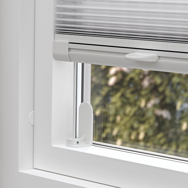 Window with cordless pleated blind. It allows light filtering and privacy control. Top and bottom handles for easy manoeuvring.