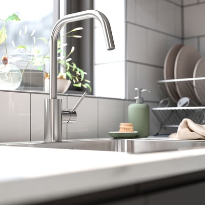 Robinet moderne en acier inoxydable de la série ÄLMAREN avec distributeur de savon et installation.