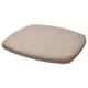 Un coussin de chaise ÄLVGRÄSMAL en beige. Il est rectangulaire, rembourré et conçu pour le confort avec un look moderne. Le tissu est 100 % polyester recyclé.
