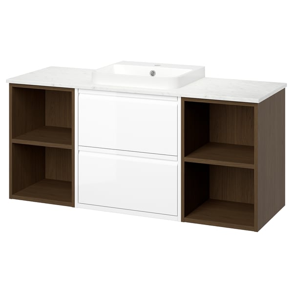 Un meuble de salle de bain blanc ÄNGSJÖN avec plan de travail en marbre, lavabo semi-encastré et étagères ouvertes de chaque côté. Design moderne avec texture boisée.