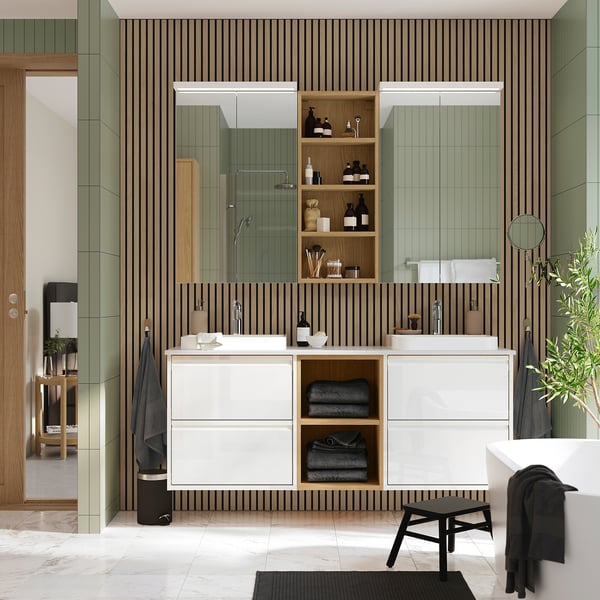 Salle de bain moderne avec deux meubles-meubles ÄNGSJÖN, rangement ouvert/fermé, grand miroir, carreaux verts et accents en bois.