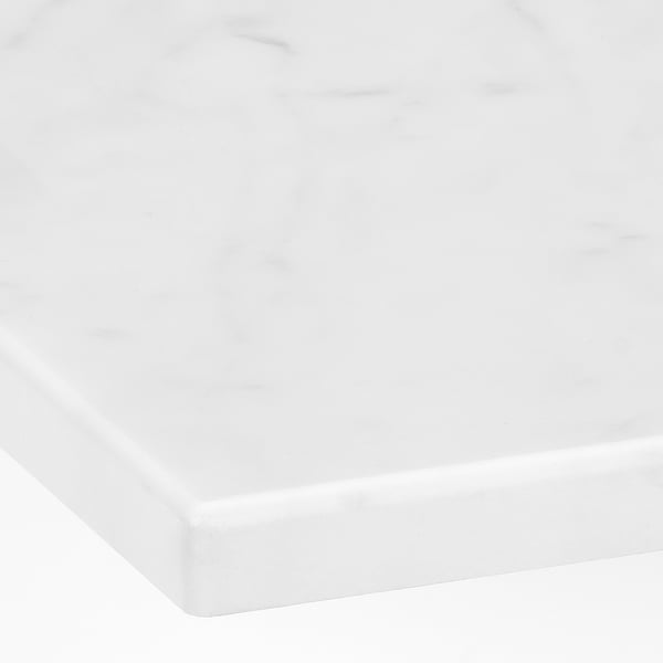 Un plan de travail en marbre blanc, surface lisse et polie, bords sans couture, design minimaliste.