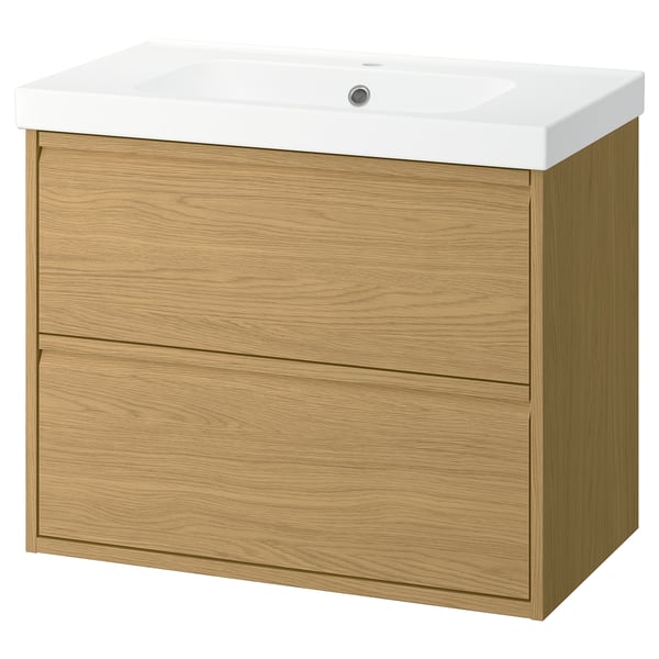 Armoire de salle de bain murale effet chêne ÄNGSJÖN avec lavabo en céramique blanche, poignées minimalistes et deux tiroirs spacieux.