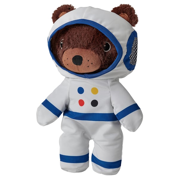 Ours brun en combinaison spatiale grise, bleue et multicolore, doux et fabriqué à partir de matériaux recyclés.