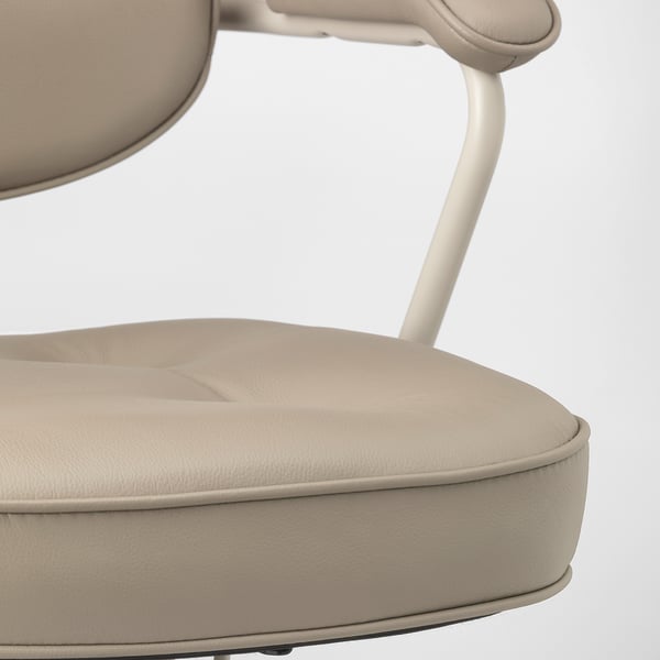 Chaise de bureau ergonomique en gros plan, montrant un cuir doux de haute qualité et un cadre élégant.