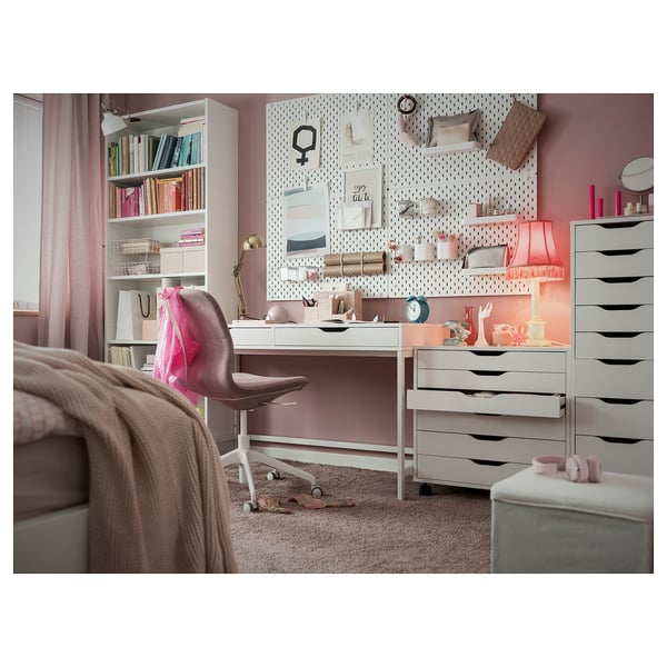 Bureau à domicile avec bureau ALEX blanc, accents roses, accessoires organisés.