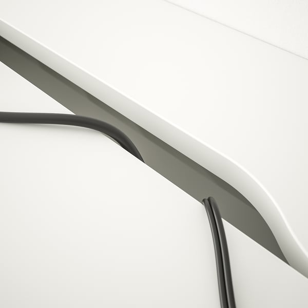Bureau moderne avec fentes de gestion des câbles et tiroirs élégants pour un poste de travail organisé.