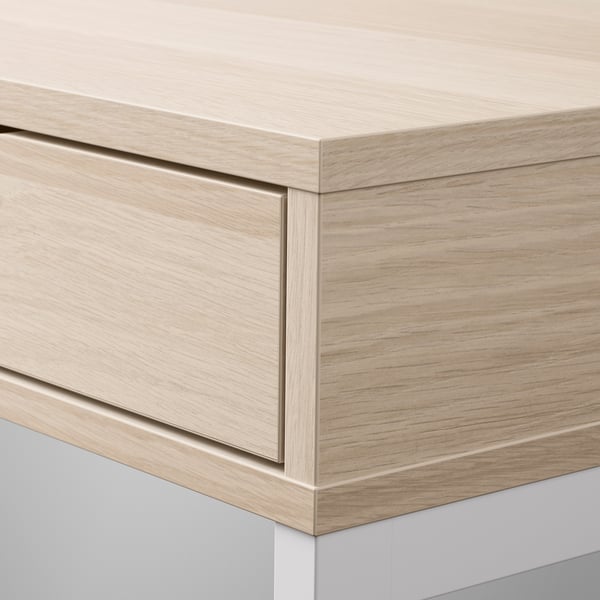 Bureau en bois moderne avec des tiroirs intégrés élégants et des lignes épurées, avec des bords lisses et une finition de qualité.