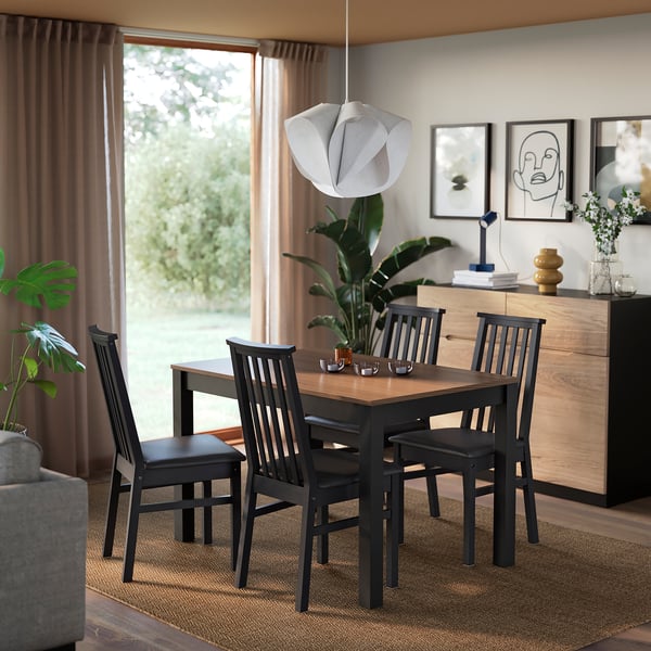Ensemble de salle à manger noir ÅLHULT avec chaises, suspension et buffet.