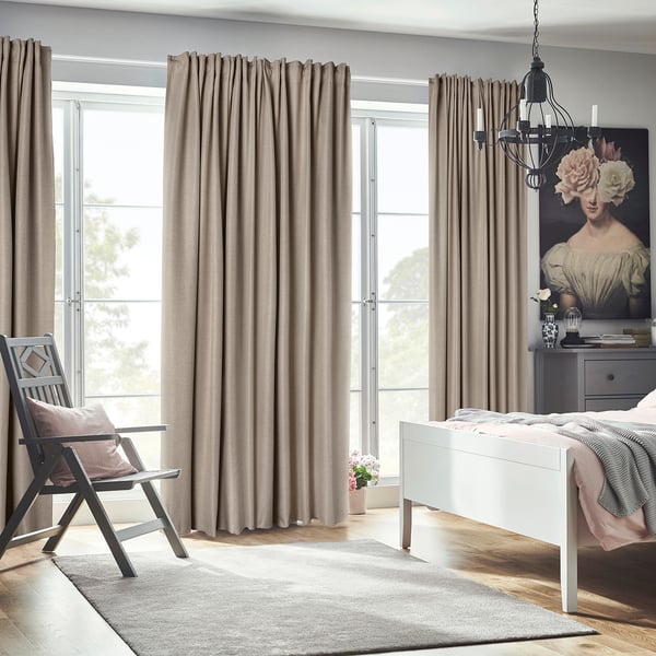 Chambre moderne avec rideaux ANNAKAJSA , du sol au plafond, offrant intimité et décoration minimaliste.