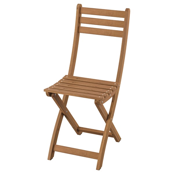 Une chaise en bois pliée nommée ASKHOLMEN en brun clair. Il est fabriqué en acacia durable, adapté à une utilisation en extérieur, et est livré pré-assemblé.