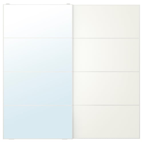 Portes coulissantes de l’armoire : l’une en miroir, l’autre à panneaux réversibles. Design moderne, blanc et minimaliste.