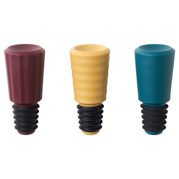 Trois bouchons de bouteille colorés en silicone et en plastique ; Rouge, jaune, bleu, design nervuré.