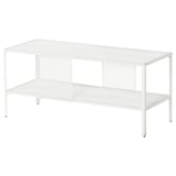 Un meuble télé BAGGEBO blanc au design épuré et minimaliste avec deux étagères en fil métallique pour un rangement aéré.