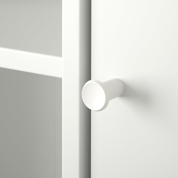 Gros plan d’une poignée de porte blanche, lisse et moderne, attachée à une porte propre. La poignée est cylindrique avec une finition sans couture.