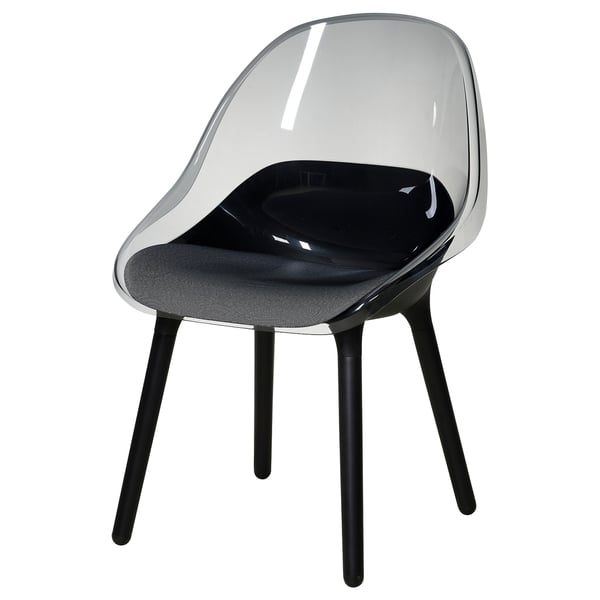 Une chaise BALTSAR. C’est clair, moderne, avec une assise et un dossier incurvés. Les pieds sont en bois de hêtre noir. Il a un coussin noir.