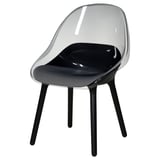 Une chaise BALTSAR. C’est clair, moderne, avec une assise et un dossier incurvés. Les pieds sont en bois de hêtre noir. Il a un coussin noir.