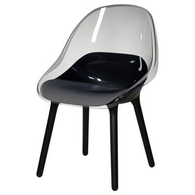 Une chaise BALTSAR. C’est clair, moderne, avec une assise et un dossier incurvés. Les pieds sont en bois de hêtre noir. Il a un coussin noir.