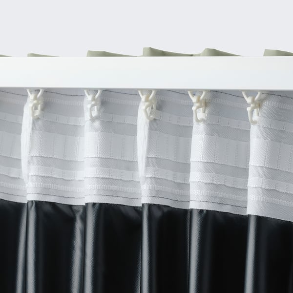 Rideaux blancs avec crochets suspendus, avec tissu texturé et doublure, conçus pour le blocage de la lumière et une personnalisation facile.