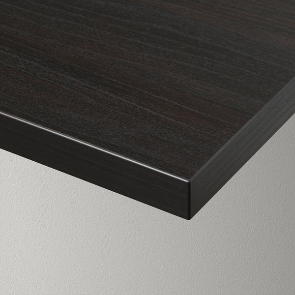 Étagère brun foncé avec un bord biseauté, finition lisse montrant une texture de haute qualité.