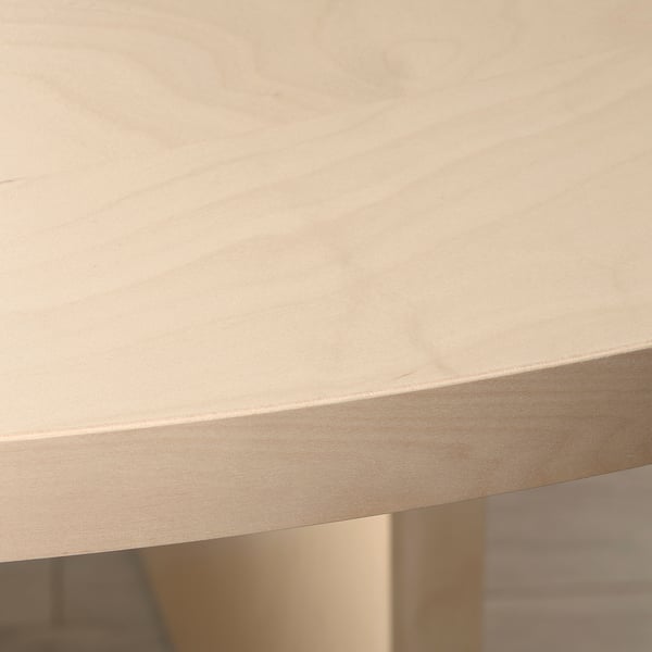 Table en bois clair avec une finition lisse et uniforme. Motif de veine naturel propre visible, reflétant la qualité de l’artisanat.