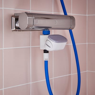 Compteur d’eau BERGVATTNET, bleu, en plastique, mural, surveille la consommation d’eau, petit mais perceptible.