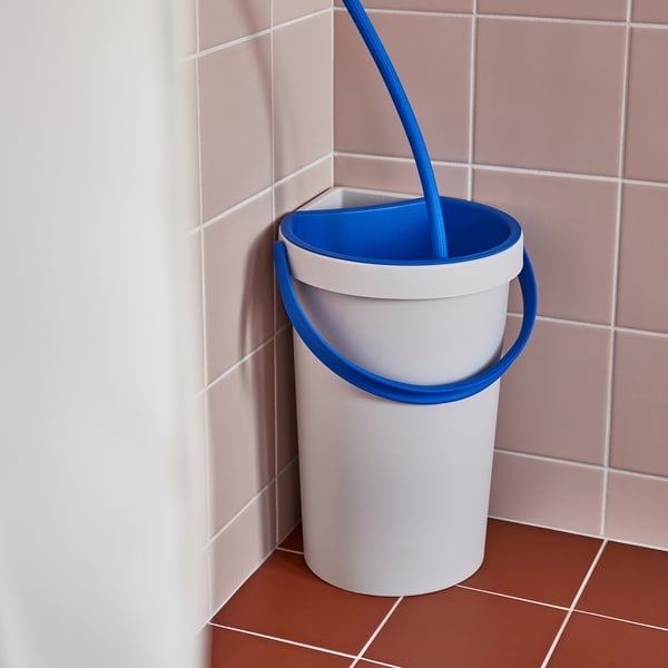Seau de douche bleu avec poignée recueillant l’excès d’eau.