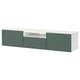 Banc TV Ikeas BESTÅ en blanc et vert. Il a une forme rectangulaire avec deux armoires et une étagère ouverte, conçu pour le stockage et la gestion des câbles.
