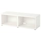 Un banc TV BESTÅ blanc avec des compartiments ouverts, parfait pour le rangement et l’affichage.