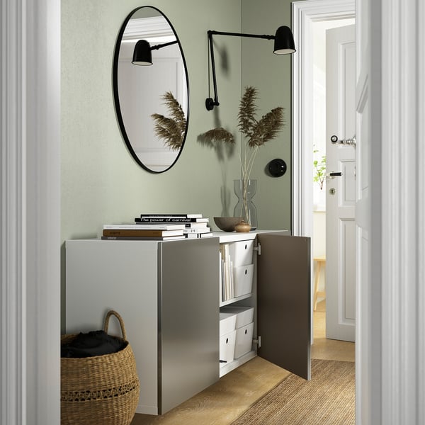 L’armoire murale moderne avec étagères et portes ouvertes offre un rangement pratique et crée un look aéré et moderne.