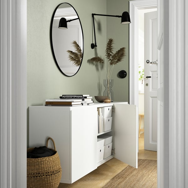 Armoire murale moderne BESTÅ avec portes ouvertes, étagères et décoration.