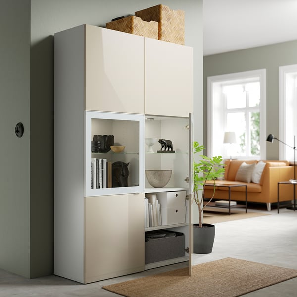 Grande unité de rangement avec portes vitrées mettant en valeur le décor et le rangement caché. Fermeture en douceur et ouverture par pression.