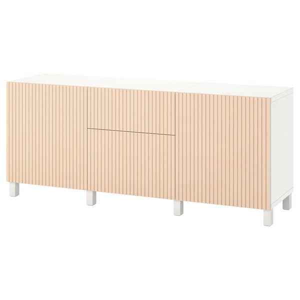 Un buffet BESTÅ blanc avec des portes en bois clair, doté d’un design moderne avec des étagères et des tiroirs réglables.