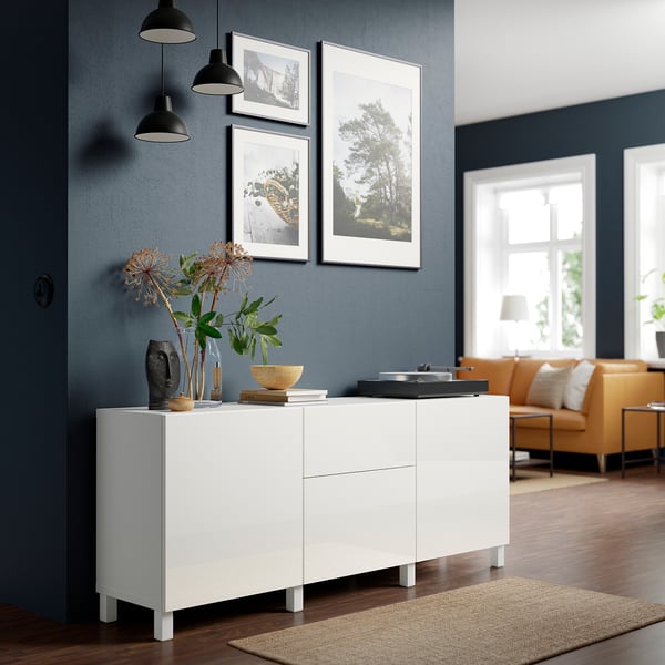 Enfilade BESTÅ moderne avec décor, tiroirs et lampes.