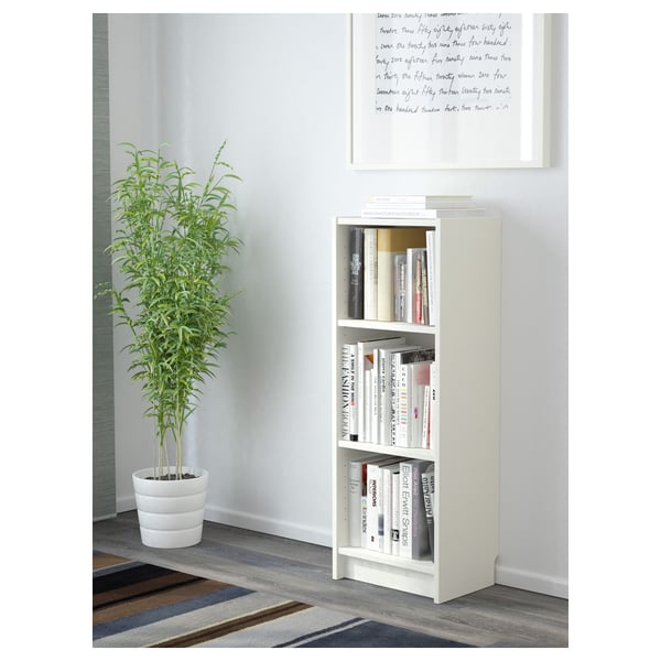 Étagère BILLY blanche avec livres et plante.