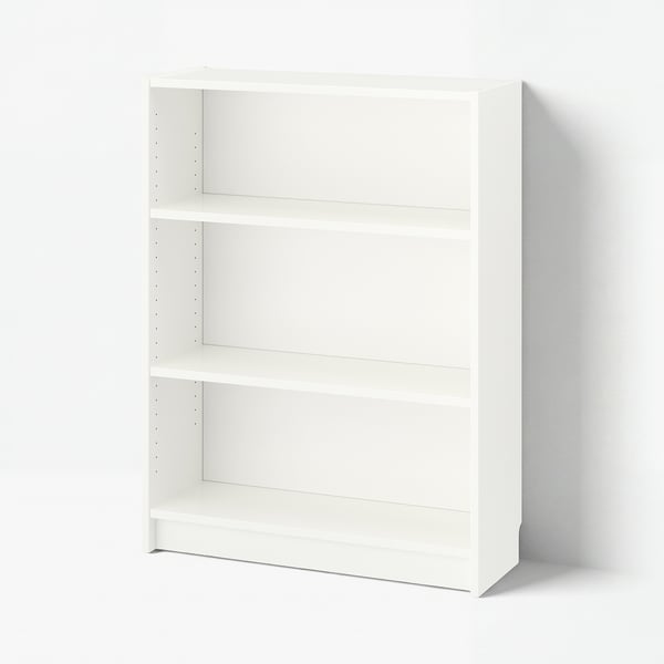 Une bibliothèque BILLY blanche avec trois étagères vides. Elle est simple, polyvalente, et faite de particules et de feuille de mélamine.