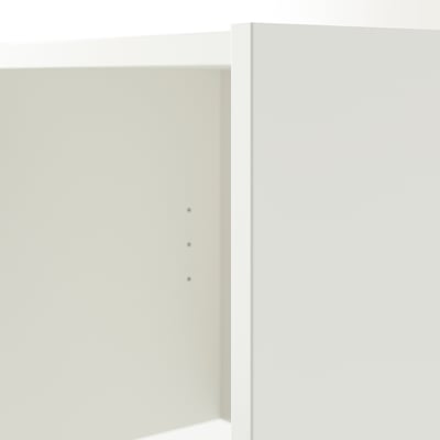 Étagère blanche minimaliste aux lignes épurées et sans étagères visibles.