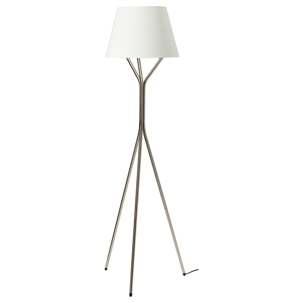 Un lampadaire blankfyr de couleur nickel avec une base de trépied élégante et un abat-jour en textile blanc et aéré.