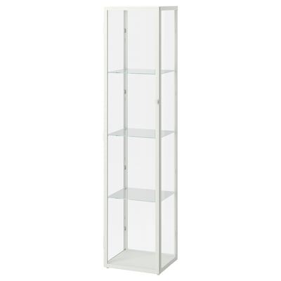 Une vitrine blanche BLÅLIDEN avec des étagères et des portes en verre, présentant un design moderne et épuré.