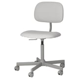 Chaise de bureau BLECKBERGET en gris avec assise et dossier rembourrés, 5 roulettes, piètement en étoile. Moderne et ergonomique.