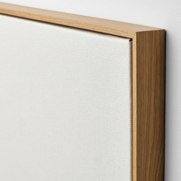 Gros plan du cadre photo en toile. Impression sur toile de haute qualité avec cadre effet chêne. Le cadre a une profondeur supplémentaire, ce qui le distingue.
