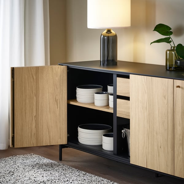 Buffet moderne avec portes pliantes et pieds réglables. Stocke des assiettes, des tasses et des objets décoratifs. Fixation murale requise.