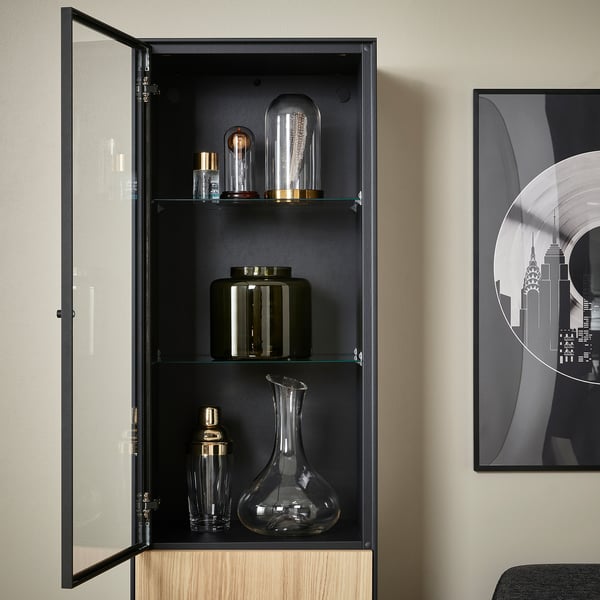 Armoire à verrerie avec éclairage.