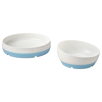 Deux bols pour enfants BÖRJA, blancs avec des bases bleues, l’un plus grand que l’autre.