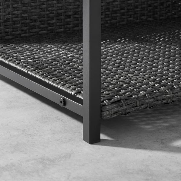 Lit pour chien d’extérieur noir et tissé avec cadre et pieds en métal robuste, assurant durabilité et confort.